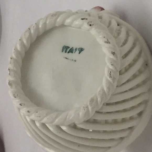 Vintage Porcelain woven Basket with flowers made in Italy - Picture 4 of 4